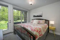 Winter Wonderland! Luxury Mountain Haven, Ski, Board, Snowshoe, Tube & Soak!