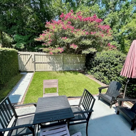 3 bdrm located between Sullivan’sIsland Beach and Downtown Chs