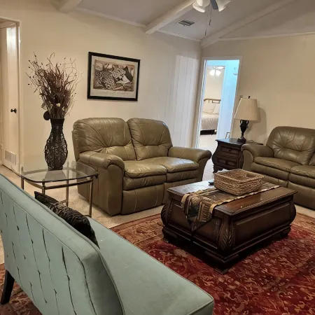 Serengeti a hardy 3 bedroom house, doggie door, TV in BDRMS