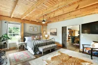 Authentic Cherokee Cabin Farm: Pickleball, Firepit, Swing, Creeks, Grills - balcony