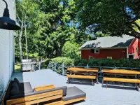 Spacious 5bd/3ba Catskills House w Pool, River/Lake Access, WiFi, A/C & Gameroom - 民宿