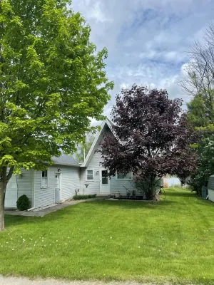 AllSports lakefront cottage. 3 bedrooms, 2 baths, private beach, yard and deck