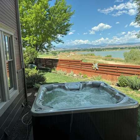 5-Bedroom Pet-Friendly Lake Home with Mountain View