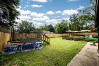 Spacious 5-bedroom house with Jacuzzi, Game room & WIFI in delightful Southfield - ห้องครัว