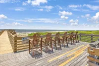 Beachfront! Coastal Designer Glam with Resort Amenities. Private Balcony & Grill - 按摩浴缸