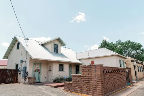 Serene, earthen home - just one minute from the heart of Old Town Albuquerque! - Bungalows
