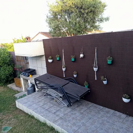 Cosy house close to beaches and shops. garden, above-ground pool, terrace
