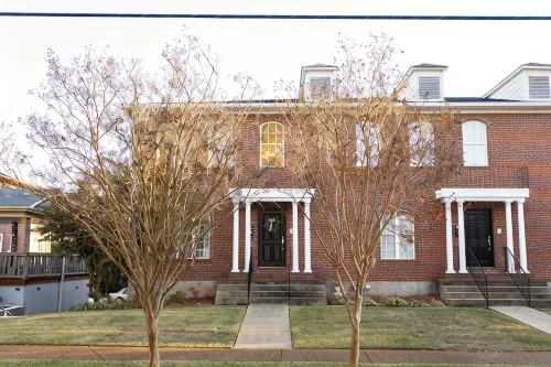 Beautiful 4-Bedroom Condo with WiFi, AC in Fabulous Florence Downtown Near Una