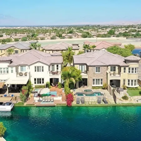 🏝️Chic villa on the lake! 3 bed 3 bath, Golf, bbq & fun in the sun 🌵🏝️🍦👙