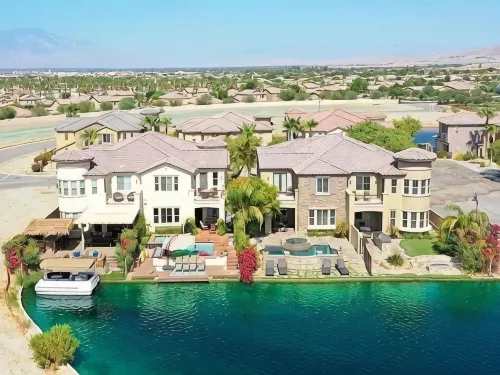 🏝️Chic villa on the lake! 3 bed 3 bath, Golf, bbq & fun in the sun 🌵🏝️🍦👙 - balcón