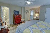 Secluded Lake Front Cabin - on Lake Hartwell, with Dock, Fenced Yard, Fire Pit. - 4성급