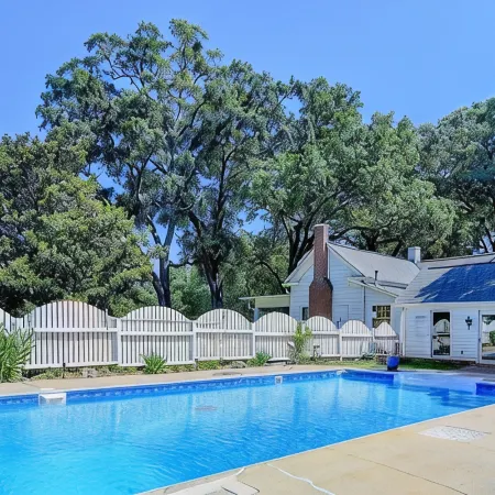 King St Retreat- Pvt Pool, Bball, Ping Pong, Pets OK