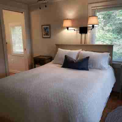 Gorgeous Views of Harbor Entrance! Walk to Town, East Side Location. Rooms