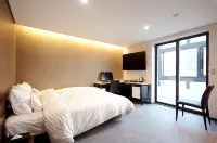 Queens Hotel Seomyeon Busan - Airport Shuttle