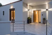 Villa Wisdom - Elegant & Homely with Pool, Galatas - Villaer