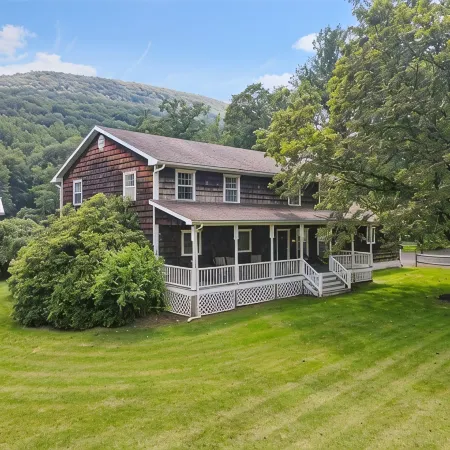 Charming Colonial w/Stream Access Pet Friendly