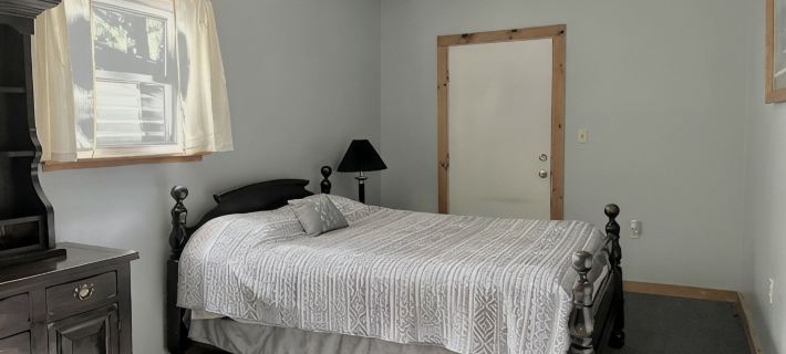 Quaint 2 bedroom apartment. 5 minute walk to down town Close to local bike trail Hotels in Warren County