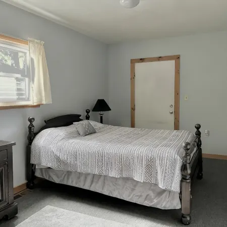 Quaint 2 bedroom apartment. 5 minute walk to down town Close to local bike trail
