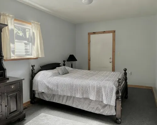 Quaint 2 bedroom apartment. 5 minute walk to down town Close to local bike trail Hotels in Warren