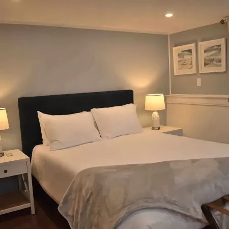 Anchors Away Inn 2 Br Apt 1 min walk to the Beach King & Queen
