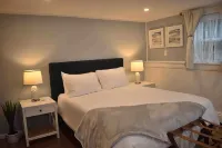 Anchors Away Inn 2 Br Apt 1 min walk to the Beach King & Queen