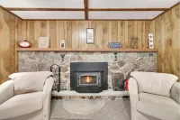 3-story Cabin in the Woods! Lake Harmony, 5BR, Firepit, Game Room, Wi-Fi, Deck - 샬레 호텔