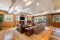Royal Oak Manor Lrg Private Home and Yard Sleeps 18! - Bungalows