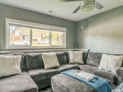 Suite with Hot Tub -AC - Huge Fenced Yard - Mt. Rainier View - Private Entrance