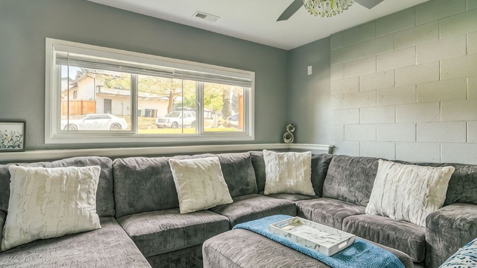 Suite with Hot Tub -AC - Huge Fenced Yard - Mt. Rainier View - Private Entrance