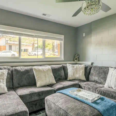 Suite with Hot Tub -AC  - Huge Fenced Yard - Mt. Rainier View - Private Entrance