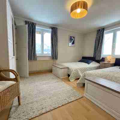 Sunny, spacious & fully equipped, castle views, close to lake/beach, restaurants Rooms