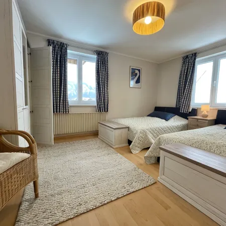 Sunny, spacious & fully equipped, castle views, close to lake/beach, restaurants