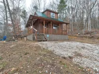 Cozy Couples Cabin Near Red River Gorge and Hollerwood Hotels in Powell County