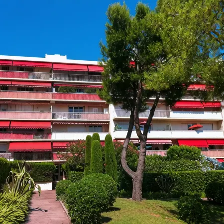 Casalionelantibes : Large Apartment with AC, King-Size Bed, Garden and Parking