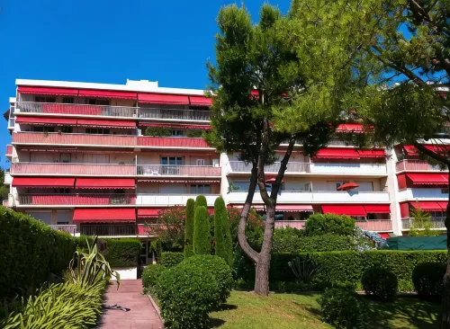 Casalionelantibes : Large Apartment with AC, King-Size Bed, Garden and Parking - 2-Star