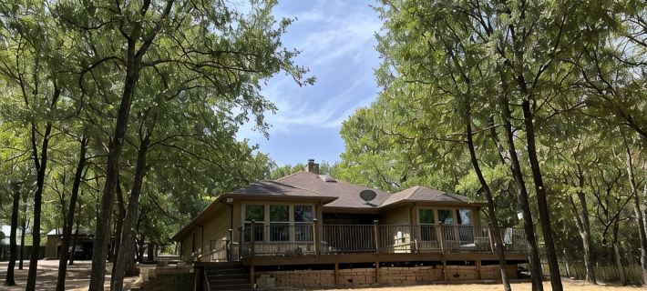 Beautiful lakefront house in 3 acre private woods Ξενοδοχεία στην πόλη Hunt County