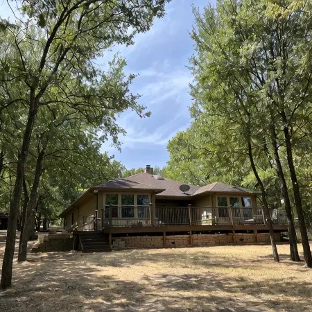 Beautiful lakefront house in 3 acre private woods
