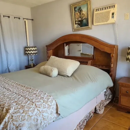 PRIVATE, COMFORTABLE & SPACIOUS! NEAR THE MARINA, BEACHES & DOWNTOWN! CONDO 302