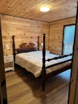 Charming 2-bedroom cabin with WiFi, AC 5 minutes away from Lake Guntersville
