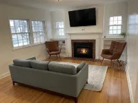 Charming, newly renovated Tudor home next to Morningside University!
