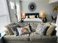 Spectacular skyline, river views from lovely yard. Bright and beautiful space. - 3-Star