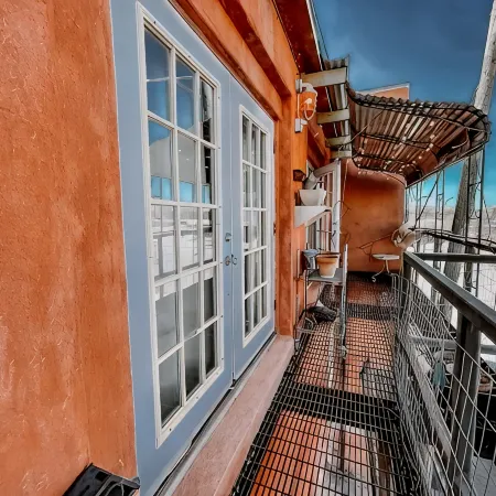 Downtown loft apartment with excellent views, furnishings and location on square