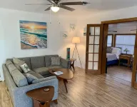 2/1 Coastal Town Oasis ~ Minutes to the Beach - 무료 와이파이