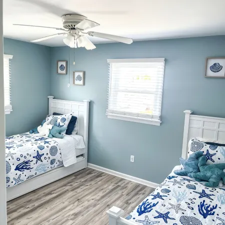 Sunset Bayside Beach House - Sleeps 14, Steps from Beach & Bay, Outdoor Shower