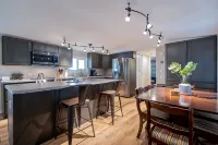 Newly updated home on spacious lot located outside of the city - Homestays