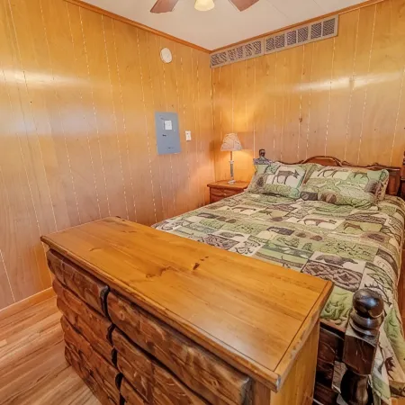 Cozy up River Cabin—Prime Spring Trout Fishing & Easy up Exploring