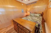 Cozy up River Cabin—Prime Spring Trout Fishing & Easy up Exploring - Alppimaja