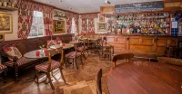 The Greyhound Coaching Inn - С баром