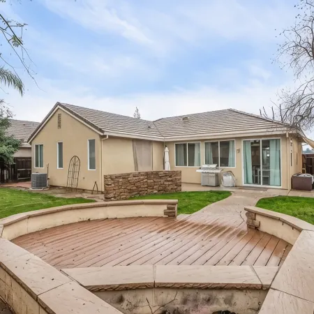 Fresno House - BBQ, Fire Pit, 3 Bed, 2 Bath & 2 Car Garage!