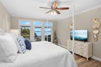 Luxury Lake Home with Million Dollar Views! - 4 tähden